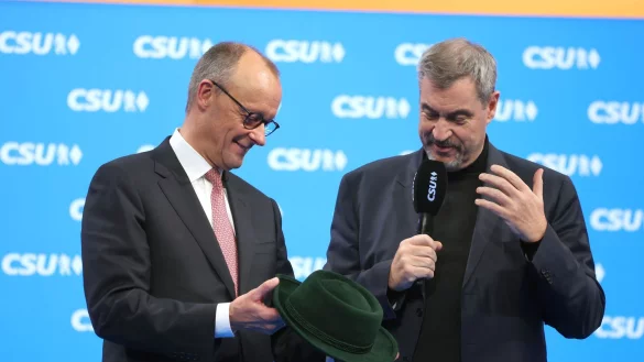 F&uuml;r CDU-Chef Merz (links) gilt es derzeit, Aufgaben von historischer Bedeutung zu l&ouml;sen. An diesem Erfolg w&uuml;rde die Politik gemessen. - &copy; Karl-Josef Hildenbrand/dpa