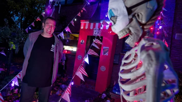 Er hat gut lachen: Dieses Jahr ist das Motto in Sven Wagners Halloween-Haus &laquo;Freak Circus&raquo;. - &copy; Henning Kaiser/dpa