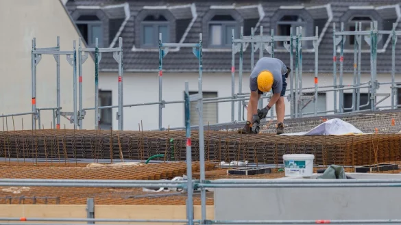 Die Stimmung im Wohnungsbau ist so gut wie seit drei Jahren nicht mehr - und doch vergleichsweise schlecht. (Archivbild) - © Rolf Vennenbernd/dpa