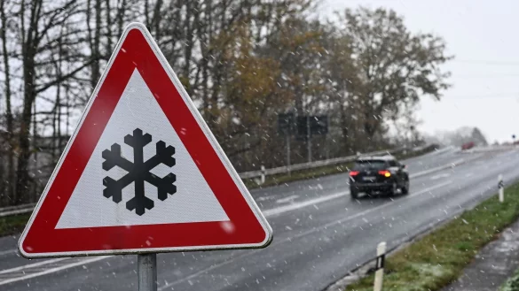 Wegen Glatteis ist es in Sachsen zu dutzenden Unf&auml;llen gekommen. - &copy; Lars Penning/dpa