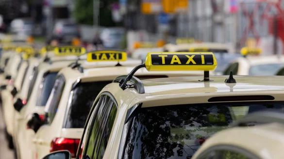 Taxifahrer, die an Vorgaben der St&auml;dte gebunden sind, f&uuml;rchten einen ruin&ouml;sen Wettbewerb mit Uber-Fahrern. (Archivbild) - &copy; Rolf Vennenbernd/dpa