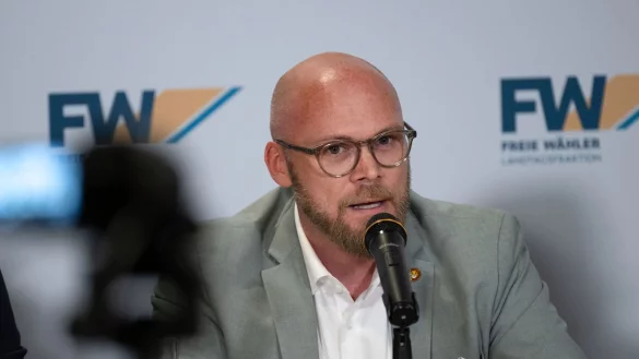 Was am Stammtisch kriminell sei, m&uuml;sse auch im Netz sanktioniert werden k&ouml;nnen, sagt Bayerns Digitalminister Fabian Mehring. (Archivbild) - &copy; Pia Bayer/dpa