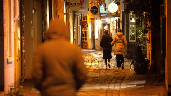 F&uuml;r viele M&auml;dchen und Frauen ist der Heimweg in der Nacht mit Angst verbunden. - &copy; Sina Schuldt/dpa