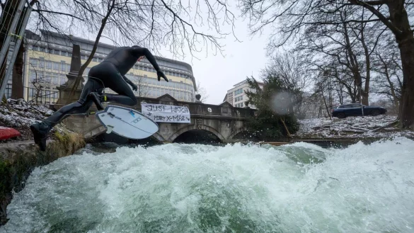 Ein Weihnachtswunder? Auf dem Eisbach wird wieder gesurft. - &copy; Peter Kneffel/dpa