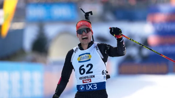Philipp Horn jubelt über den ersten Podestplatz seiner Karriere. - © Matthias Schrader/AP/dpa