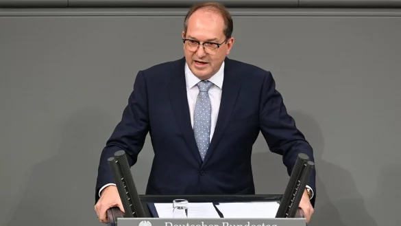 Innenminister Dobrindt warnt vor Anreizen f&uuml;r illegale Migration. - &copy; Niklas Graeber/dpa