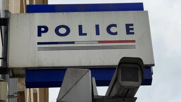 Ein Stalker, der sich in Frankreich unter dem Bett seiner Ex-Frau versteckte, wurde in einem beschleunigten Verfahren verurteilt. (Symbolbild) - © Rachel Boßmeyer/dpa