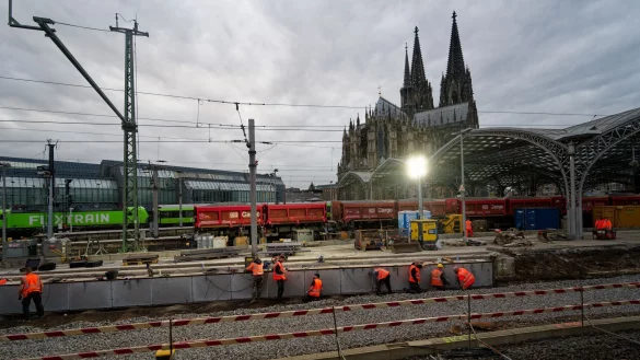 Zehn Tage lang sind Arbeiter nun an der Strecke rund um den K&ouml;lner Hauptbahnhof besch&auml;ftigt. Unter anderem werden Weichen und Oberleitungen erneuert. - &copy; Henning Kaiser/dpa