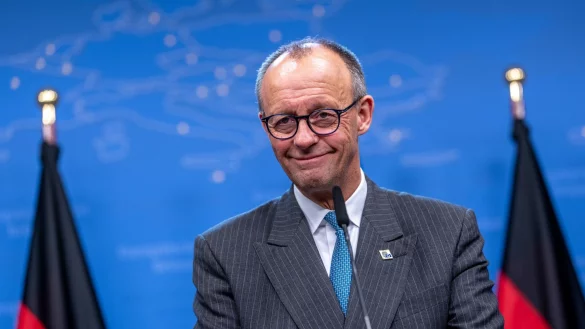 Der Vorsitzende der Deutschen Knigge-Gesellschaft, Clemens Graf von Hoyos, hat Bundeskanzler Friedrich Merz f&uuml;r seine guten Manieren gelobt. (Archivbild) - &copy; Michael Kappeler/dpa