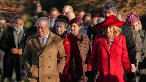 Die K&ouml;nigsfamilie auf dem Weg zum Weihnachtsgottesdienst. - &copy; Jon Super/AP/dpa