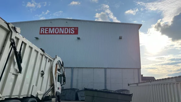Müllfahrzeug und Container vor einer Remondis-Halle - das Abfallunternehmen ist in vielen Regionen Deutschlands sehr präsent. - © Wolf von Dewitz/dpa