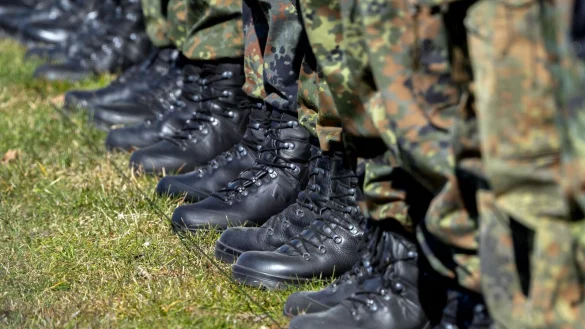 Die Bundesregierung ringt um die Ausgestaltung eines neuen Wehrdienstgesetzes, das zum 1. Januar in Kraft treten soll. - © Soeren Stache/dpa