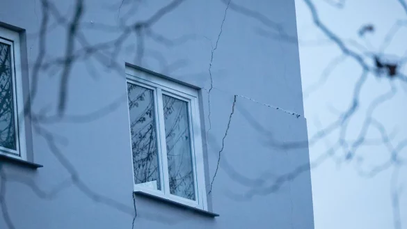 Risse sind an der Fassade eines Mehrfamilienhauses zu sehen. Weil an mehreren Stellen der Boden abgesackt ist, ist das zweist&ouml;ckige Haus einsturzgef&auml;hrdet. (Archivbild) - &copy; Henning Kaiser/dpa