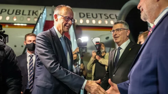 Der Kanzler ist zu seinem Antrittsbesuch in Israel eingetroffen. - © Michael Kappeler/dpa