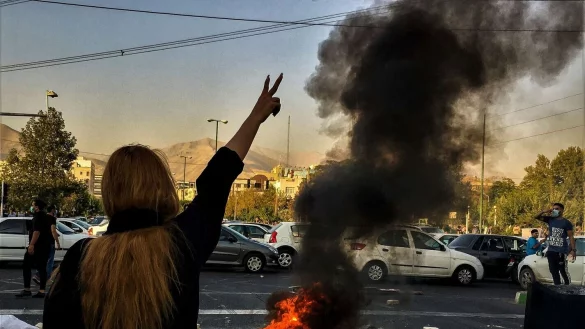 Der Iran will in der Hauptstadt Teheran 80 000 neue Sittenwächter einsetzen, um die Kopftuchpflicht für Frauen konsequenter durchzusetzen. (Archivbild) - © Uncredited/AP/dpa