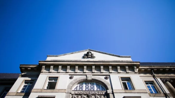 Der Verletzte konnte sich aus dem Park bis vor das Gerichtsgebäude schleppen. (Archivbild) - © Rolf Vennenbernd/dpa