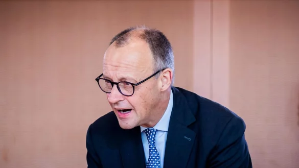 Mit einer Online-Petition richteten sich Tausende gegen Merz und seine &laquo;Stadtbild&raquo;-&Auml;u&szlig;erung. (Archivbild) - &copy; Christoph Soeder/dpa