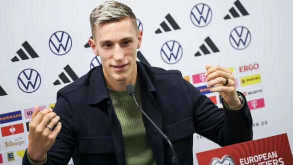 Nico Schlotterbeck spricht im Windsor Park von Belfast. - © Christian Charisius/dpa