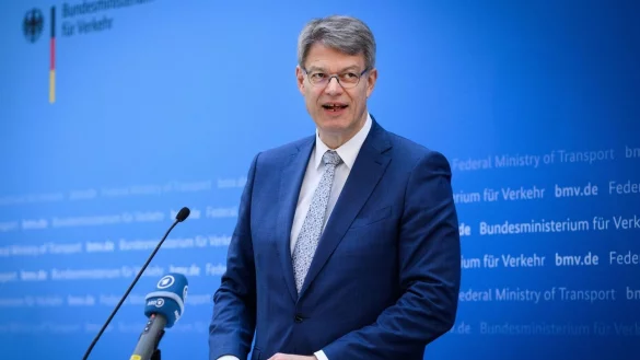 Der Bundesverkehrsminister sieht in der Absenkung der Luftverkehrssteuer einen Beitrag, den Standort Deutschland zu st&auml;rken. (Archivbild) - &copy; Bernd von Jutrczenka/dpa