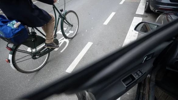 Regierung plant verpflichtende Türwarnsysteme für KfZ-Hersteller (Archivbild) - © Sebastian Gollnow/dpa