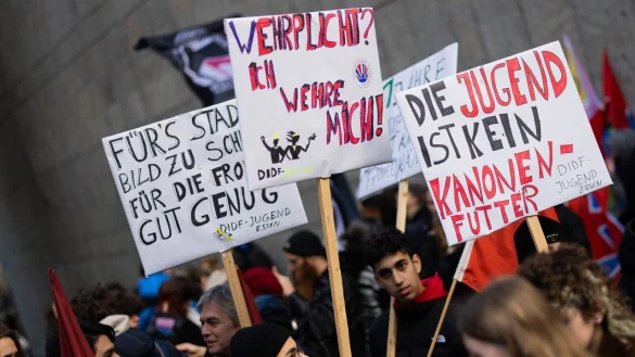 Sollten sich nicht genug Freiwillige f&uuml;r die Bundeswehr finden, k&ouml;nnte der Bundestag &uuml;ber eine Bedarfswehrpflicht entscheiden. Dabei k&ouml;nnte ein Zufallsverfahren zur Auswahl genutzt werden. - &copy; Rolf Vennenbernd/dpa