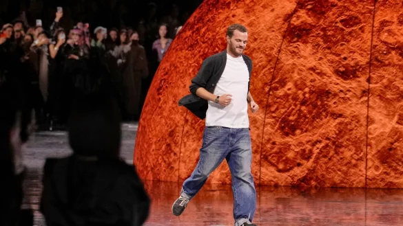 Matthieu Blazy bei der Pr&auml;sentation der Chanel Fr&uuml;hjahr/Sommer 2026 Kollektion. - &copy; Aurelien Morissard/AP/dpa