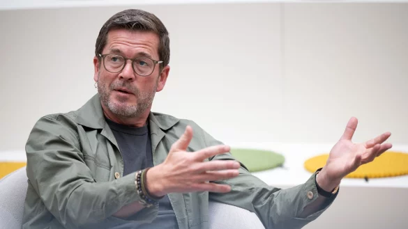 Karl-Theodor zu Guttenberg will die AfD inhaltlich konfrontieren. (Archivbild) - © Sebastian Gollnow/dpa