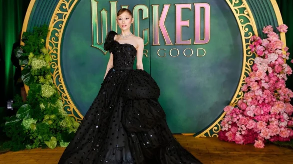 Bei der Premiere in Singapur erlebt Ariana Grande einen Schreckmoment.(Archivbild) - © Scott A Garfitt/Invision/AP/dpa