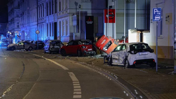 Ein Autofahrer ist in Wuppertal in mehrere parkende Fahrzeuge gerast. - &copy; Christoph Petersen/dpa