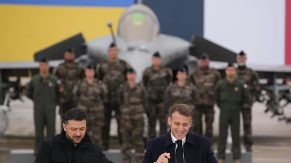 Selenskyj und Macron unterzeichneten eine Absichtserkl&auml;rung zum Kauf von bis zu 100 Rafale-Jets durch Kiew. - &copy; Christophe Ena/Pool AP/dpa