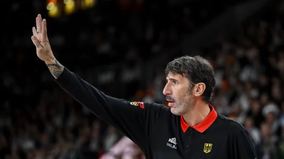 Alex Mumbru dirigiert wieder das Nationalteam. - © Harry Langer/dpa