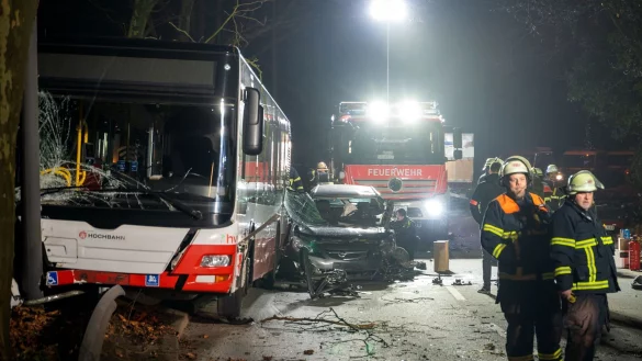 Auf der Flucht geriet der Wagen zwischen einen Linienbus und ein weiteres Fahrzeug und wurde dabei eingeklemmt. - &copy; Rene Schr&ouml;der/NEWS5/dpa