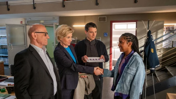 Kriminalkommissarin Toni Kidane (Iman Tekle, rechts) wird von den TV-Ermittlern der ZDF-Serie «SOKO Stuttgart» begrüßt. - © Markus Fenchel/Bavaria Fiction/dpa