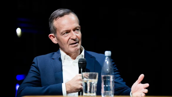 Zwei ehemalige Bundesminister, darunter Volker Wissing, sollen als Zeugen im Untersuchungsausschuss zum Brückendesaster aussagen. - © Christoph Soeder/dpa