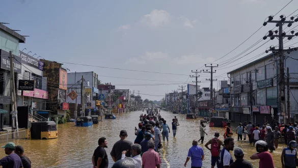 Nach Zyklon «Ditwah» steht Sri Lanka unter Wasser. - © Eranga Jayawardena/AP/dpa