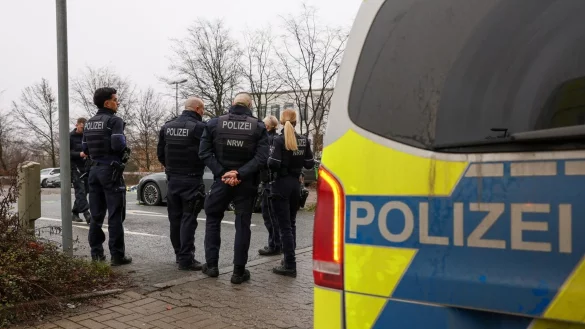 Eine Seniorin hat beim Abbiegen auf einen Parkplatz eine Mutter und ihr Kind angefahren. - © Tim Oelbermann/dpa