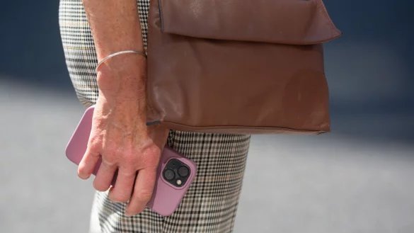Immer wieder werden Passanten in London die Smartphones aus der Hand gerissen. (Symbolbild) - &copy; Fernando Gutierrez-Juarez/dpa