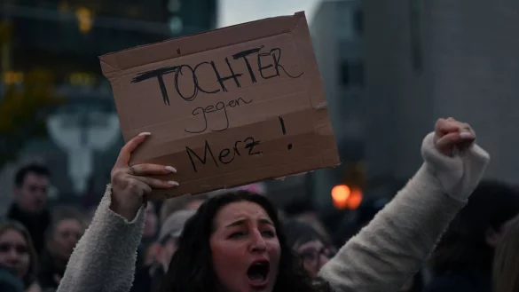 Tausende Menschen beim Protest vor der CDU-Zentrale. - © Lilli Förter/dpa