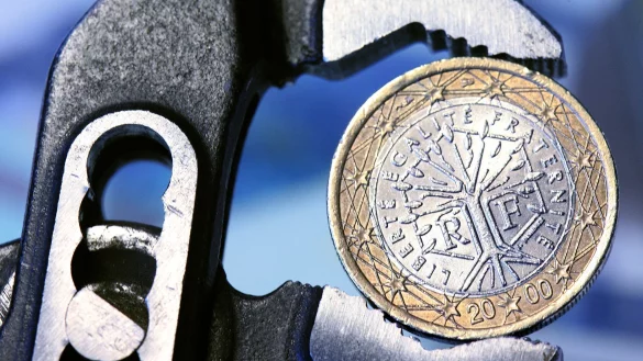 S&P senkt Einstufung: Frankreich drohen höhere Zinszahlungen - © Tobias Kleinschmidt/dpa