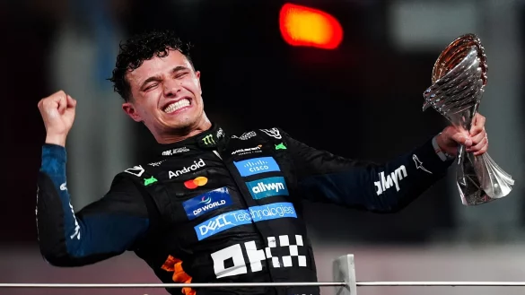 Am Ziel seiner Träume: Der neue Formel-1-Weltmeister Lando Norris. - © David Davies/PA Wire/dpa