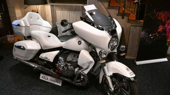 Papst Leo XIV. hatte das Motorrad im September in Rom in Empfang genommen. (Archivbild) - © Felix Hörhager/dpa