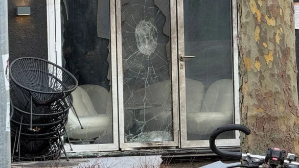 Die Scheiben der Shisha-Bar sind besch&auml;digt. - &copy; Mike Seeboth/dpa