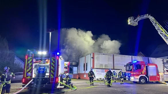 Wegen der Rauchentwicklung wurde eine Warnung herausgegeben, da gesundheitliche Beeinträchtigungen nicht auszuschließen seien. - © --/Feuerwehr Sprockhövel/dpa