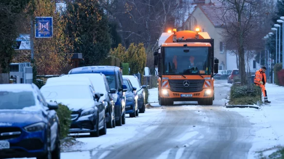 In Ostdeutschland kommt es am Mittwoch weiterhin in einigen Regionen zu Schnee, Frost und Glätte. - © Jan Woitas/dpa