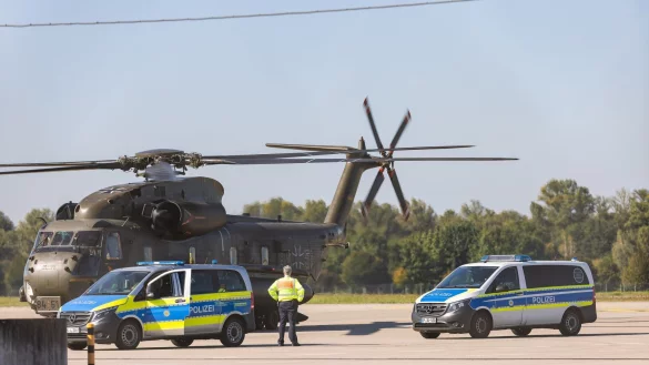 Einer der Beschuldigten wurde mit einem Bundeswehr-Hubschrauber nach Karlsruhe gebracht. - &copy; Philipp von Ditfurth/dpa