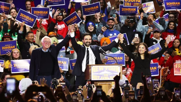 Mamdani trat an der Seite von Sanders (l) und Ocasio-Cortez (r) auf. - &copy; Heather Khalifa/AP/dpa