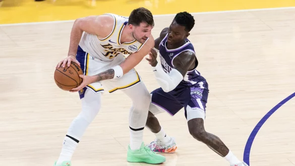 Dennis Schr&ouml;der (rechts) musste sich mit Sacramento den Los Angeles Lakers und Luka Doncic klar geschlagen geben. - &copy; Ringo Chiu/ZUMA Press Wire/dpa