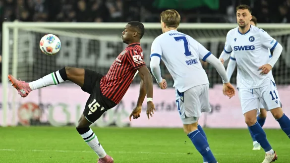 Mit zwei Assists einer der Stärksten bei Hannover 96: Noel Aseko (l) - © Swen Pförtner/dpa