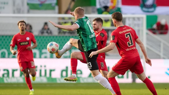 Lars Lokotsch (Preu&szlig;en M&uuml;nster) und Florian Le Joncour (SV 07 Elversberg) in Aktion. - &copy; Bernd Thissen/dpa