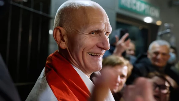 Der Friedensnobelpreisträger Alex Beljazki ist wieder in Freiheit. - © Mindaugas Kulbis/AP/dpa